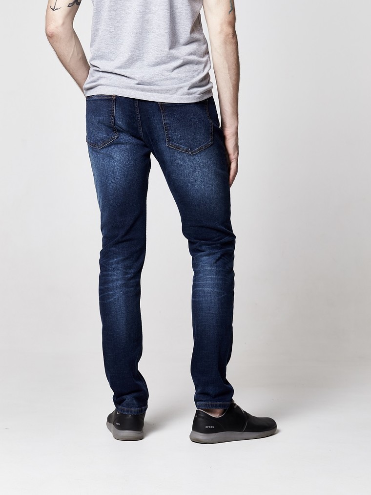 Мужчины в зауженных джинсах